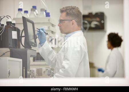 Gli scienziati che lavorano in laboratorio Foto Stock