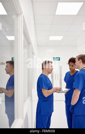 Medico avente la discussione in ospedale Foto Stock