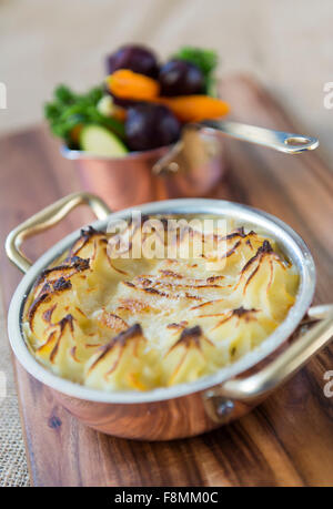 Cottage Pie con verdure caramalised Foto Stock