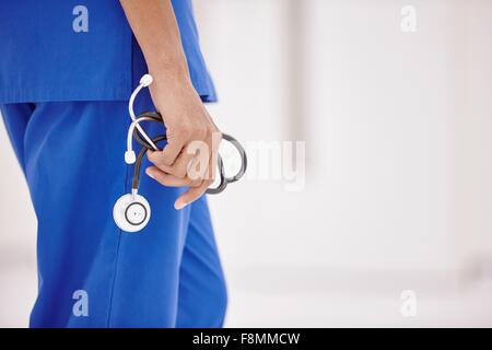 Medico tenendo uno stetoscopio Foto Stock