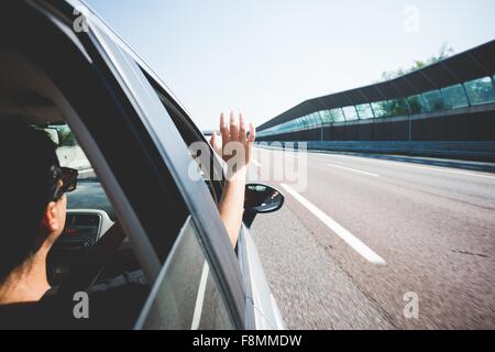 Donna che viaggia sull'autostrada, Garda, Italia Foto Stock