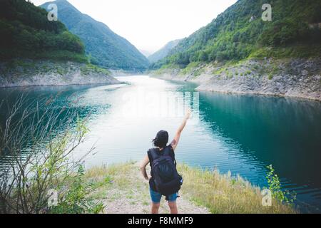 Tourist braccio di sollevamento sul Lago di Garda, Italia Foto Stock