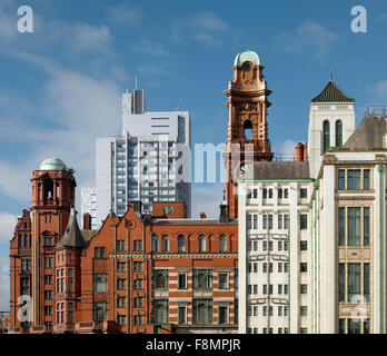 Il contrasto di stili architettonici, vecchi e nuovi edifici a Manchester include moderna torre di alloggi per studenti Foto Stock