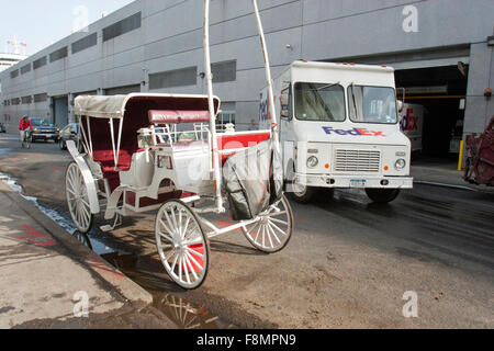 Un carrello utilizzato per visite guidate della città parcheggiato di fronte al terminale di FedEx in Midtown Manhattan Foto Stock