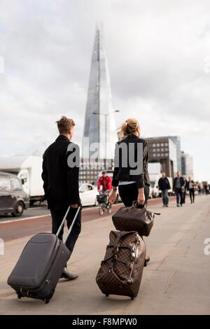 Imprenditore e imprenditrice in viaggio d'affari, London, Regno Unito Foto Stock