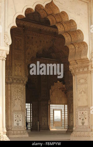 DELHI, India - 25 NOV: all'interno del complesso del Forte Rosso in India. Dettagli architettonici del portale ad arco e il suo colonnato Foto Stock