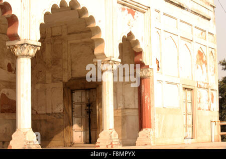 DELHI, India - 25 NOV: all'interno del complesso del Forte Rosso in India. Dettagli architettonici del portale ad arco e il suo colonnato Foto Stock