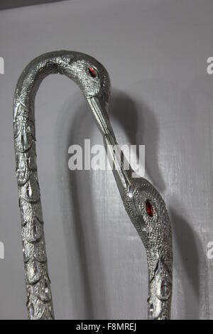 DELHI, India - 2 DIC 2012: riccamente decorate swan baciare in un negozio a Delhi Foto Stock