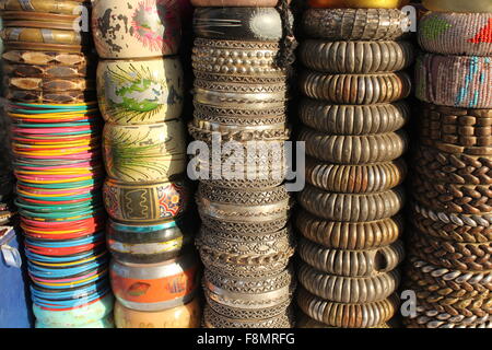 Indiano braccialetti colorati. Tipica indiana braccialetti artigianali per le donne Foto Stock