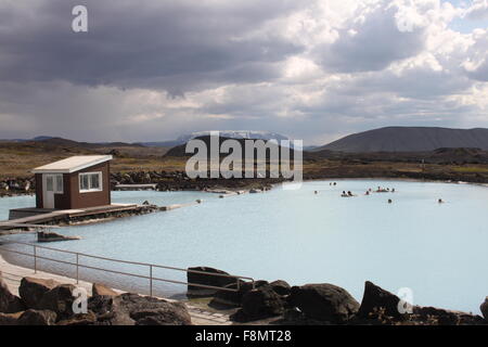 Bagnanti godendo il Lago Myvatn Natura terme a nord-est dell'Islanda Foto Stock
