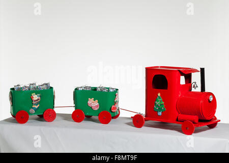 Gadget riciclata fatto dalla scuola i bambini intorno al tema di Saint Andrews giorno, un tempo per i nuovi vini e castagne. Foto Stock