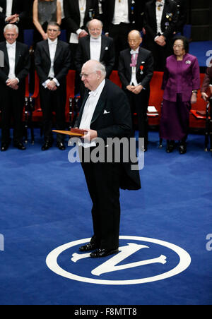 Stoccolma, Svezia. Decimo Dec, 2015. 2015's il premio Nobel in economia Angus Deaton sorge sul palco durante il Premio Nobel Cerimonia di premiazione presso la Sala dei Concerti di Stoccolma capitale della Svezia, Dic 10, 2015. Credito: Voi Pingfan/Xinhua/Alamy Live News Foto Stock