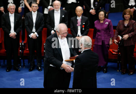 Stoccolma, Svezia. Decimo Dec, 2015. 2015's il premio Nobel in economia Angus Deaton (L) riceve il premio dalla Svezia il re Carl XVI Gustaf durante il Premio Nobel Cerimonia di premiazione presso la Sala dei Concerti di Stoccolma capitale della Svezia, Dic 10, 2015. Credito: Voi Pingfan/Xinhua/Alamy Live News Foto Stock