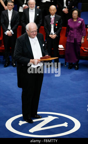 Stoccolma, Svezia. Decimo Dec, 2015. 2015's il premio Nobel in economia Angus Deaton riceve il suo premio dalla Svezia il re Carl XVI Gustaf durante il Premio Nobel Cerimonia di premiazione presso la Sala dei Concerti di Stoccolma capitale della Svezia, Dic 10, 2015. Credito: Voi Pingfan/Xinhua/Alamy Live News Foto Stock