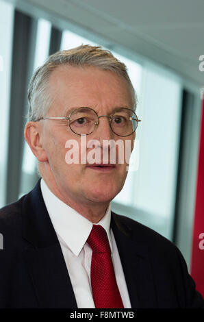 L'aeroporto di Stansted, Essex, Regno Unito. 10 dicembre, 2015. L'onorevole Hilary Benn ombra Segretario agli esteri dell'opposizione laburista, affronta una riunione di lavoro in campagna che si battono per il Regno Unito a votare per rimanere nell'Unione europea in occasione del prossimo referendum Credito: William Edwards/Alamy Live News Foto Stock