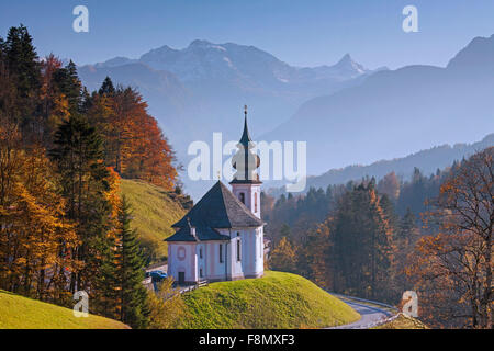 Wallfahrtskirche / Chiesa di pellegrinaggio Maria Gern in autunno a Berchtesgaden e il Watzmann, Baviera, Germania Foto Stock