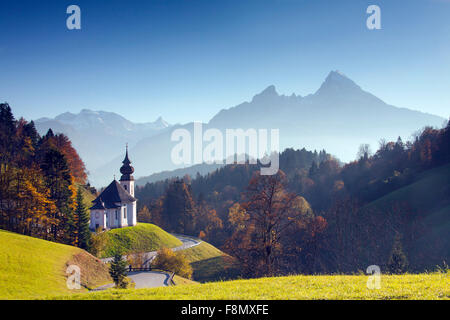 Wallfahrtskirche / Chiesa di pellegrinaggio Maria Gern in autunno a Berchtesgaden e il Watzmann, Baviera, Germania Foto Stock