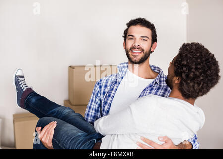 Uomo sorridente di prelevare il suo partner Foto Stock