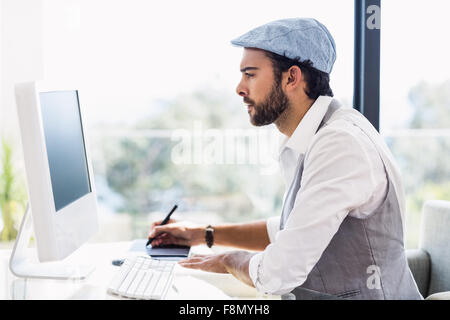 Vista laterale del concentrato uomo al lavoro Foto Stock
