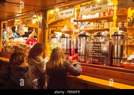 Donne acquisto di vin chaud ( vin brulé ) in una fase di stallo, Strasbourg Christmas market, Alsazia, Francia Europa Foto Stock