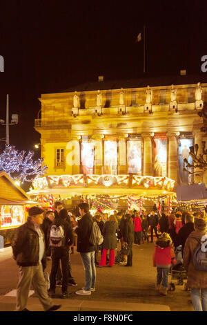 Sessione plenaria a Strasburgo dal mercato di Natale e una giostra di fronte al Teatro dell'Opera, Place Broglie, Strasburgo Francia Europa Foto Stock