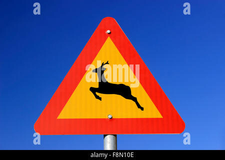 Deer(s) attraversando avviso / attenzione il traffico stradale segnaletica closeup simbolo. Lemnos Island, Grecia Foto Stock