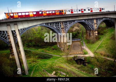 Newcastle Metro treno attraversando ponte Byker Foto Stock