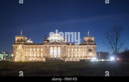 Gli illuminati Reichstag di Berlino, Germania, nelle prime ore del mattino del 10 dicembre 2015. Un albero di Natale può essere visto nella parte anteriore del Bundestag. Foto: LUKAS SCHULZE/DPA Foto Stock