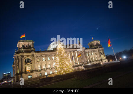 Gli illuminati Reichstag di Berlino, Germania, nelle prime ore del mattino del 10 dicembre 2015. Un albero di Natale può essere visto nella parte anteriore del Bundestag. Foto: LUKAS SCHULZE/DPA Foto Stock