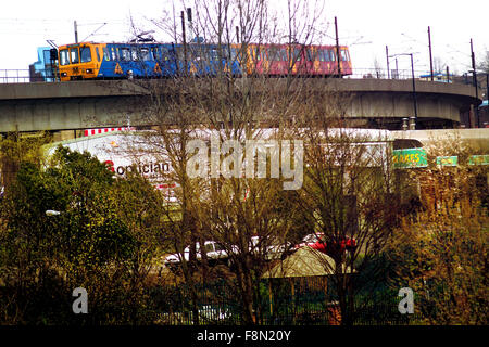 Newcastle Metro treno attraversando ponte Byker Foto Stock