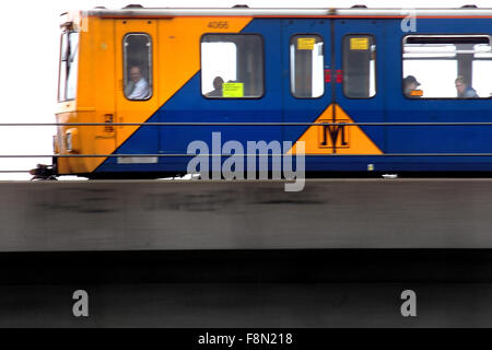 Newcastle Metro treno attraversando ponte Byker Foto Stock