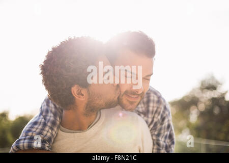 Felice coppia gay coccole Foto Stock