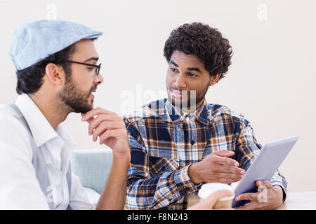 Sorridente coppia gay utilizzando tablet Foto Stock