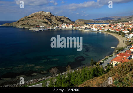 Mirina city è la capitale di Lemnos island. Vista del porto principale bay, promenade e il paesaggio urbano architettura. La Grecia Foto Stock