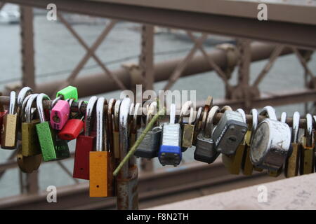 Amore si blocca sul ponte di Brooklyn Foto Stock