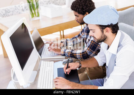 Focalizzato coppia gay lavoro in ufficio Foto Stock