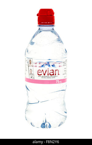 Bottiglia di Evian acqua minerale naturale su sfondo bianco Foto Stock