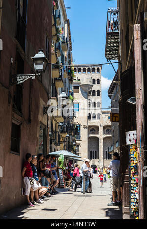 Strada del quartiere gotico, pieno di turisti passeggiano, negozi di souvenir e ristoranti di Barcellona, in Catalogna, Spagna Foto Stock