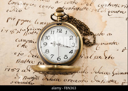 Vintage orologio da tasca su sfondo manoscritto Foto Stock