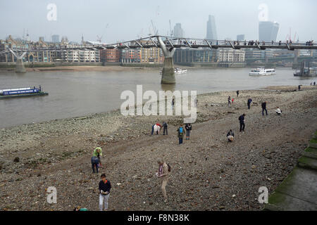 Mudlarking su foreshore del fiume Tamigi, Londra Foto Stock