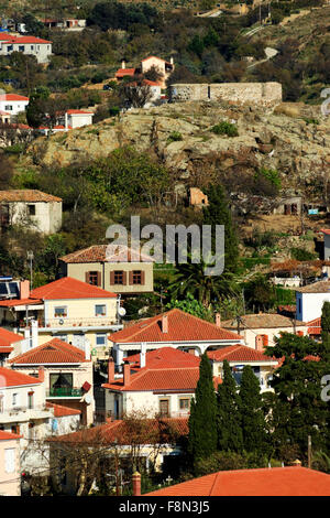 Dabia fortezza collinare nel Mirina città. Lemnos o isola di Limnos. Su telaio (tsas) sobborgo. Vista da Nea Madytos sobborgo.colpo verticale Foto Stock