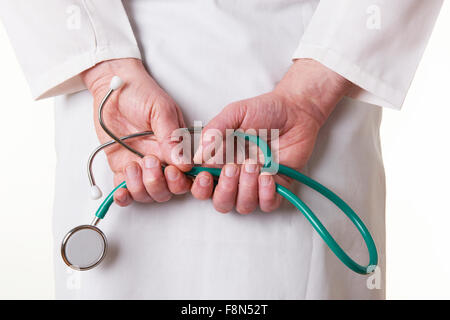 Close up medico tenendo dietro uno stetoscopio indietro Foto Stock