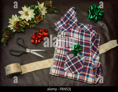 Regalo di natale incarto di un uomo plaid shirt. Foto Stock