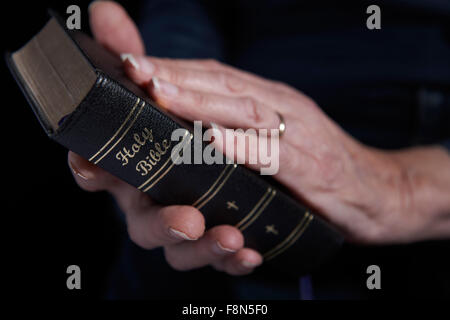Close Up di Senior donna tenendo la Bibbia Foto Stock