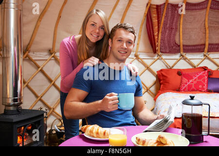 Giovane godendo Holiday Camping In yurta tradizionali Foto Stock