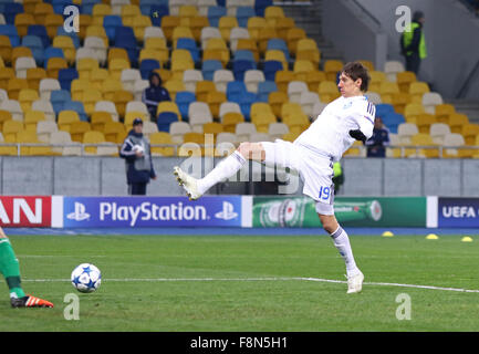 Kiev, Ucraina. 9 dicembre, 2015. Denys Garmash di FC Dynamo Kyiv calci la palla durante le partite di UEFA Champions League contro il Maccabi Tel Aviv a NSC Olimpiyskyi stadium di Kyiv Credito: Oleksandr Prykhodko/Alamy Live News Foto Stock