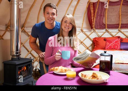 Giovane godendo Holiday Camping In yurta tradizionali Foto Stock