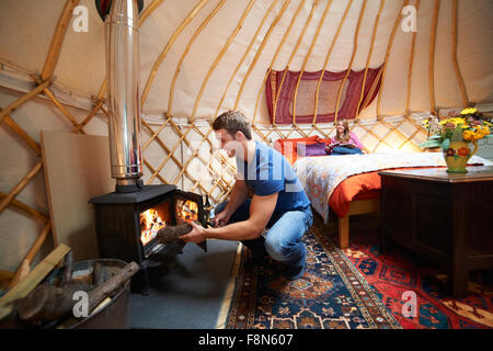 Giovane godendo Luxury Holiday Camping In yurta Foto Stock