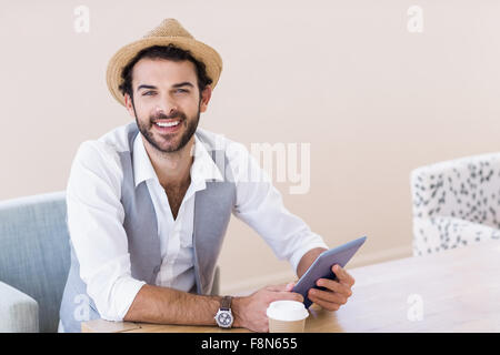 Ritratto di uomo sorridente holding tablet Foto Stock