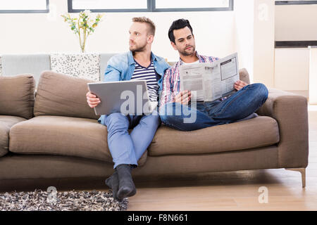 Coppia gay rilassante sul lettino Foto Stock
